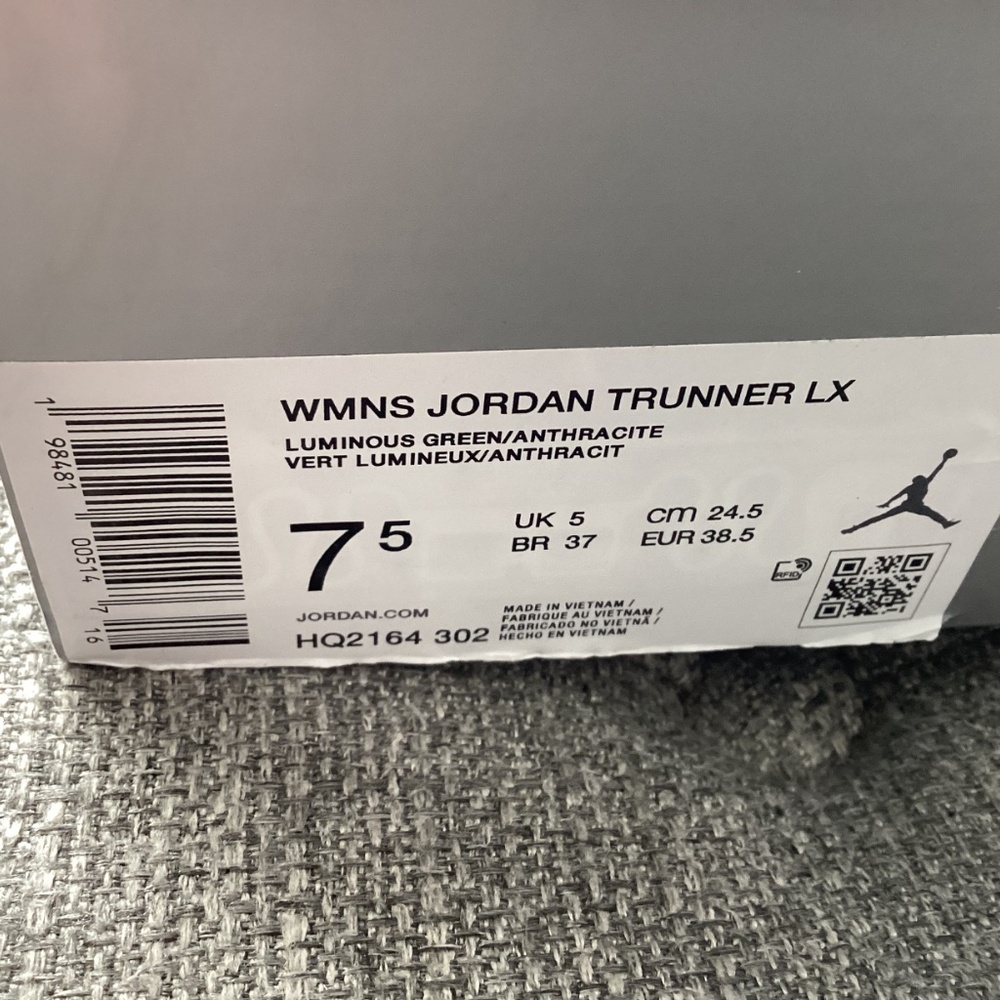 Jordan Trunner LX Sneaker (Women) 7.5M - Picture 3 of 13